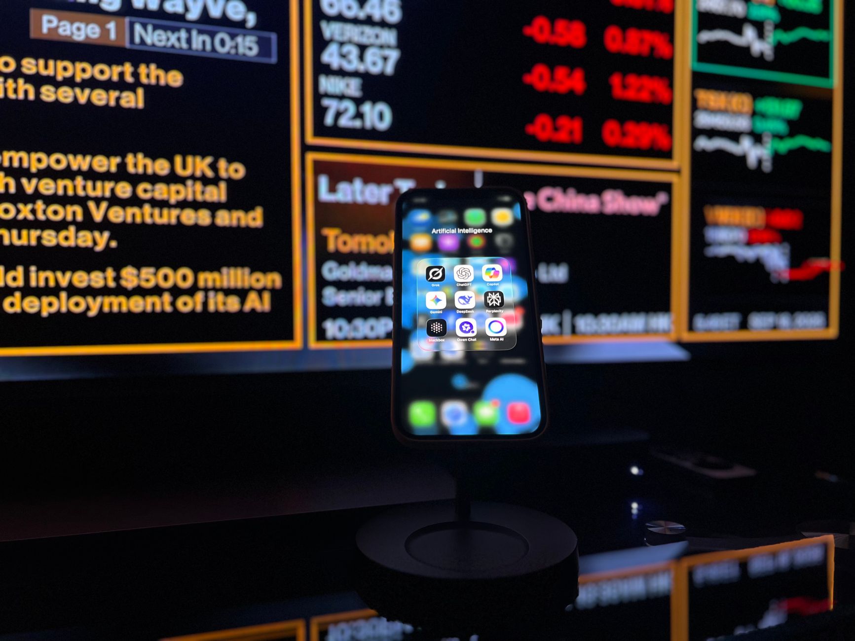 Celular com aplicativos de inteligência artificial diante de telas financeiras