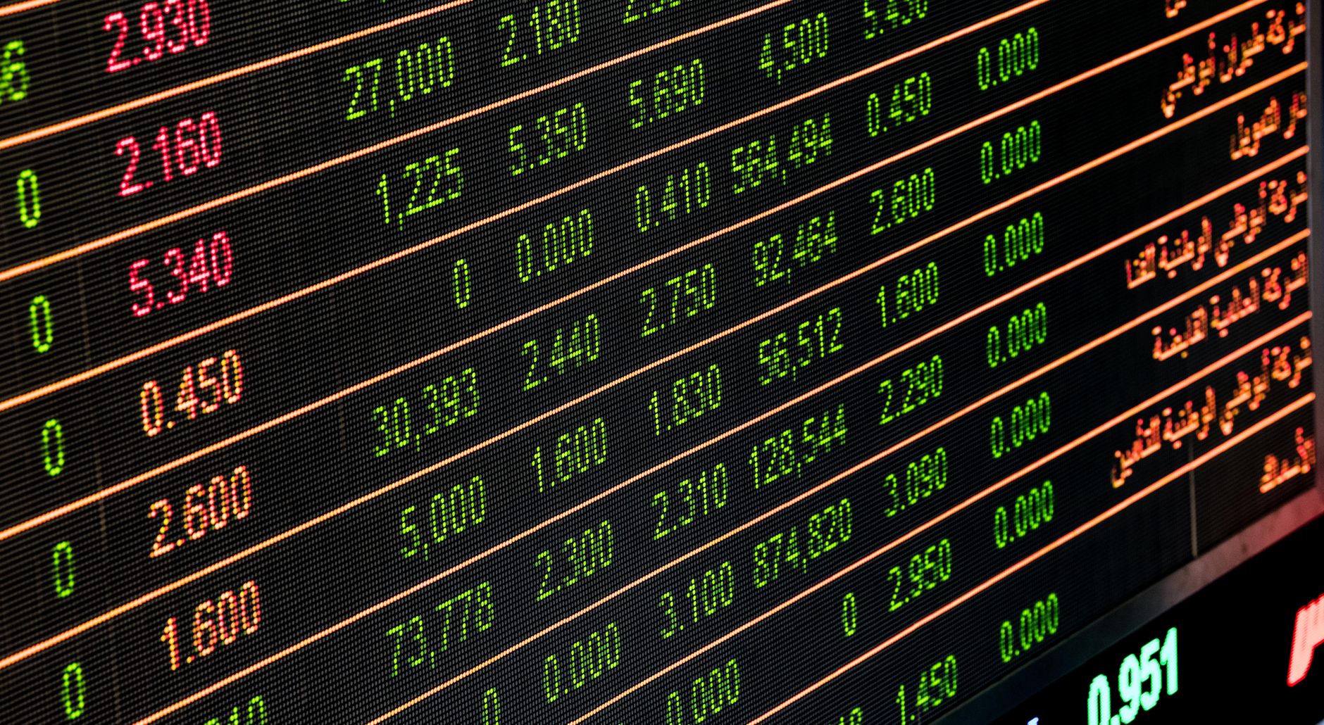 Painel eletrônico de mercado com linhas de preços, quantidades e cotações