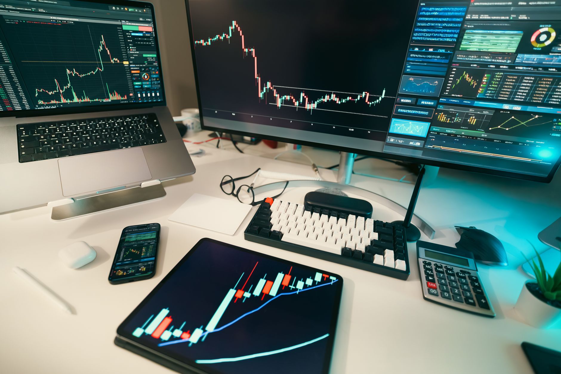 Mesa de trader com várias telas exibindo gráficos e dados financeiros